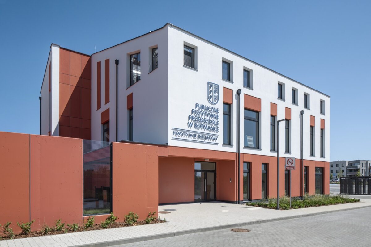 Budynek przedszkola w Rotmance na tle błękitnego nieba