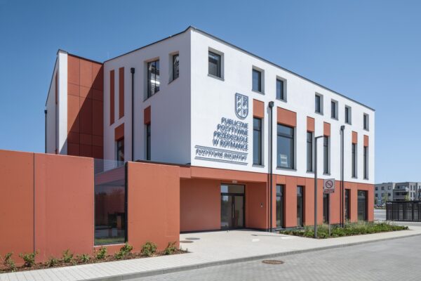 Budynek przedszkola w Rotmance na tle błękitnego nieba