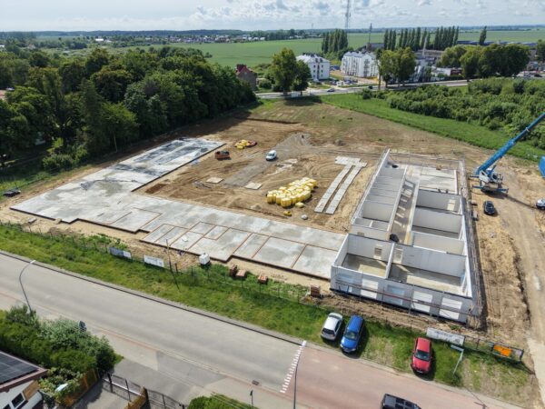 plac budowy ujęcie z drona, budowa szkoły, gotowe komponenty